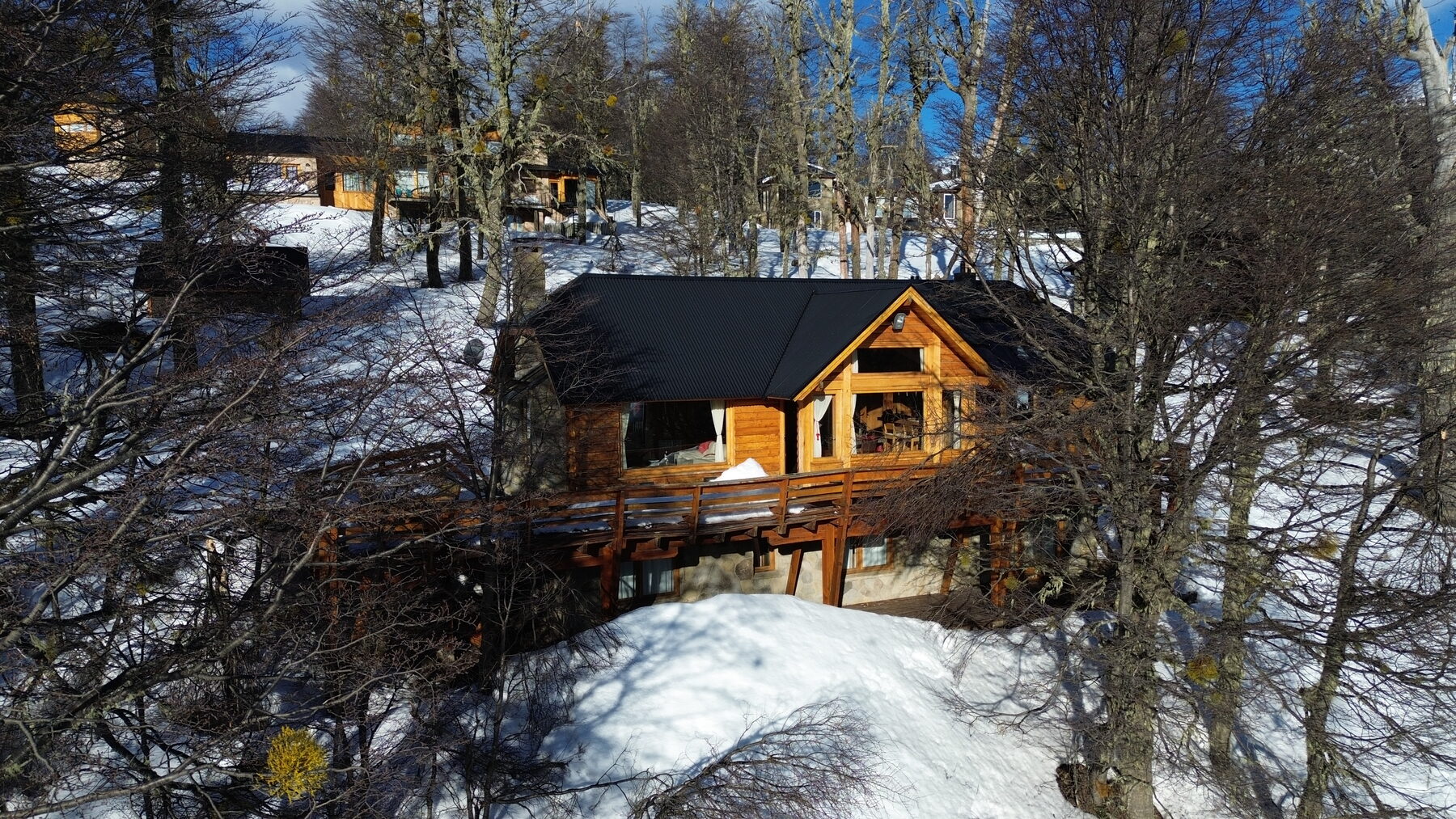 Frente de la cabaña en un día soleado de invierno