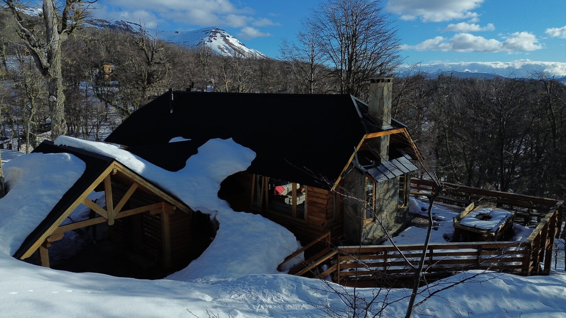 La cabaña nevada con el Cerro Chapelco de fondo