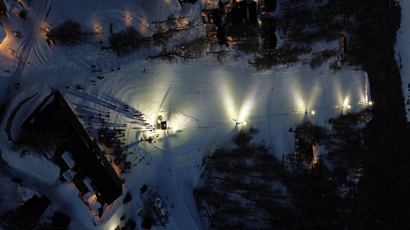 Las pistas del barrio iluminadas para el esquí nocturno, desde el aire