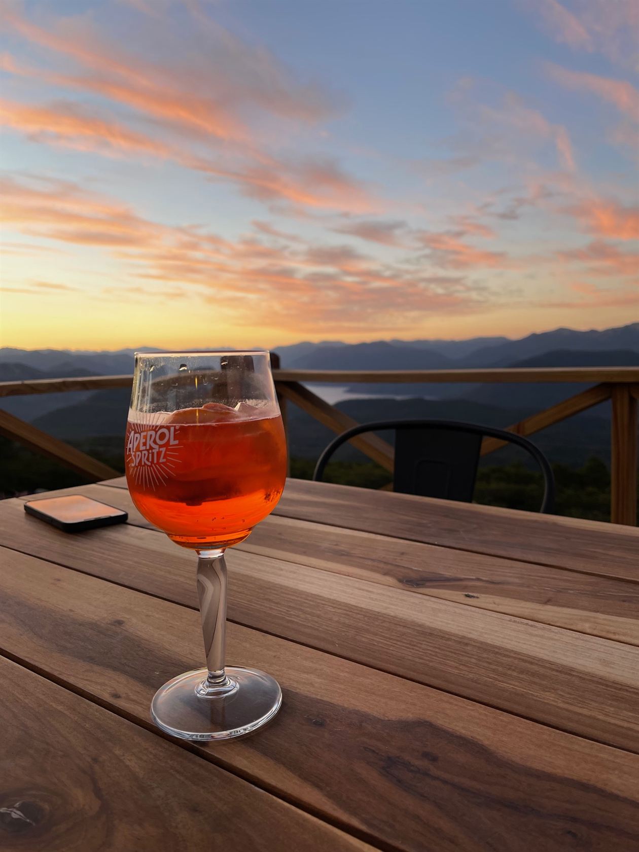 Un aperitivo al atardecer, mirando la cordillera