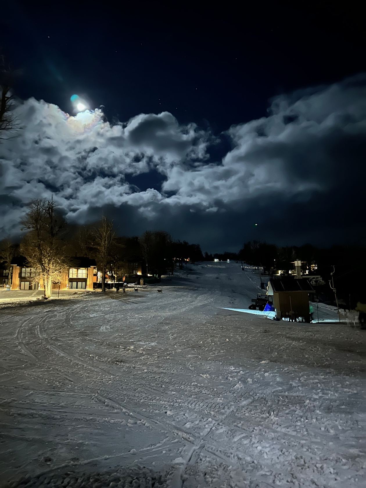 La luna y las nubes sobre la pista, de noche