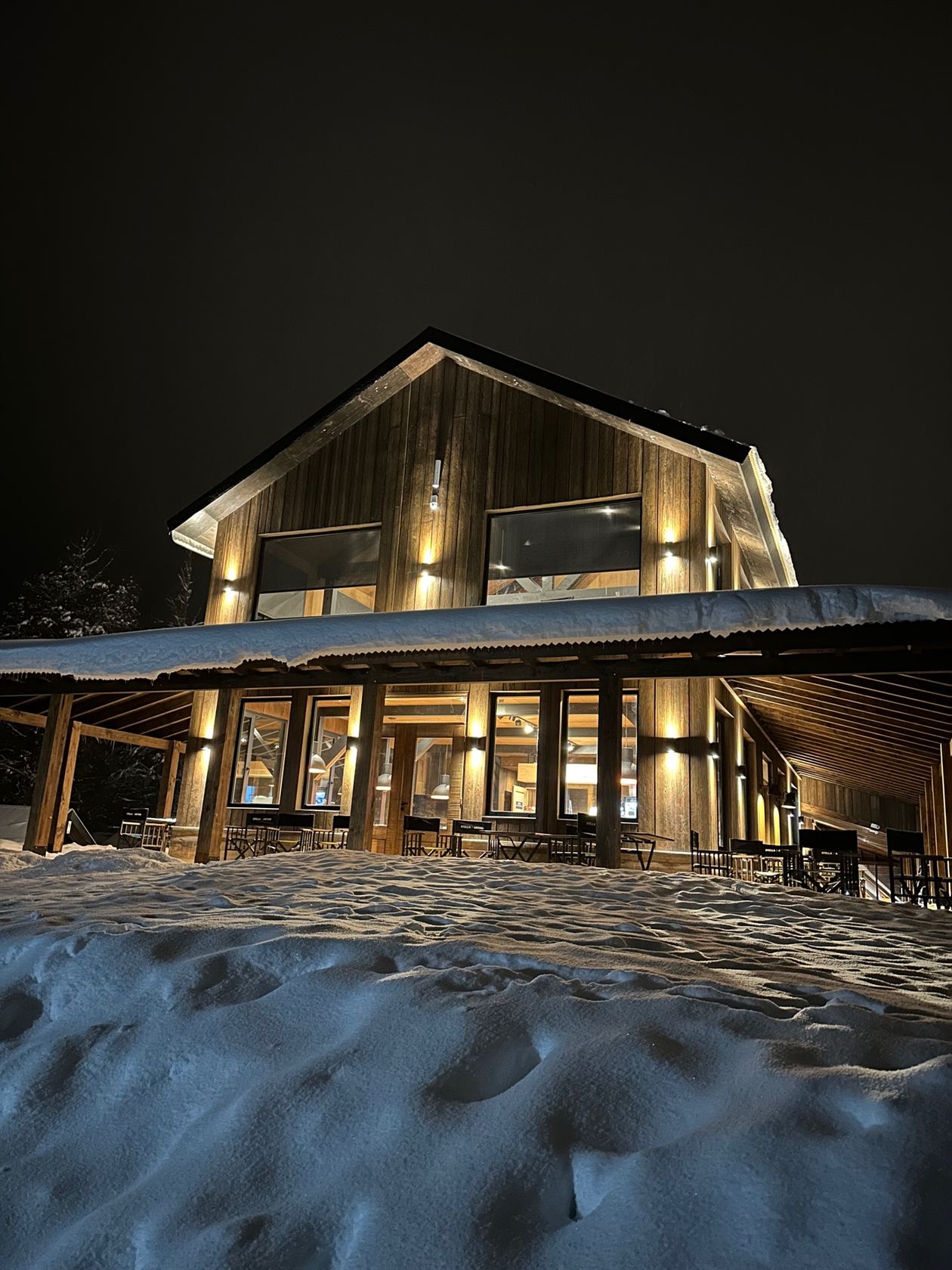 El refugio del barrio iluminado en la nieve