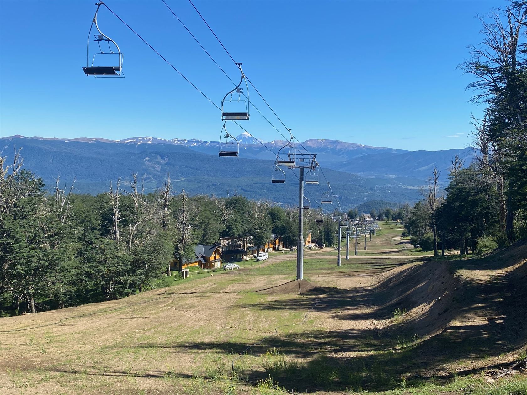 La silla en verano, con el volcán Lanín en el horizonte
