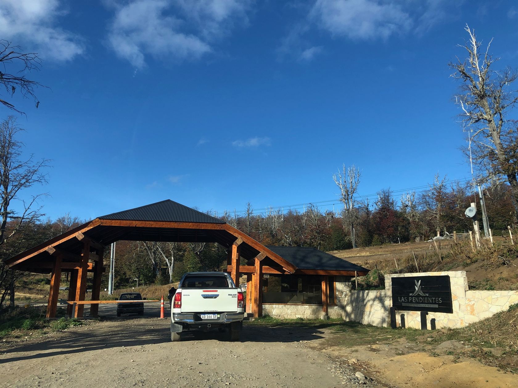 El acceso a Las Pendientes Ski Village en otoño