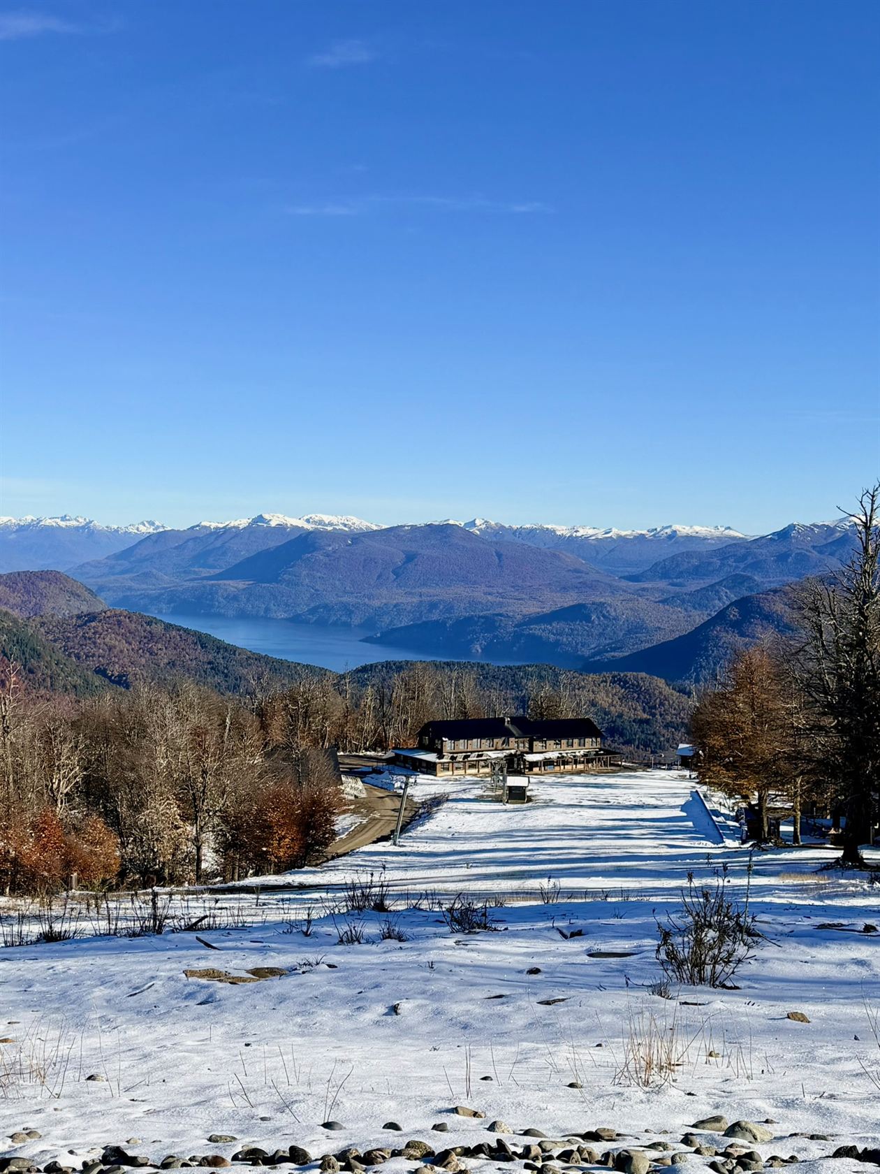 El refugio y el lago Lácar desde la pista nevada