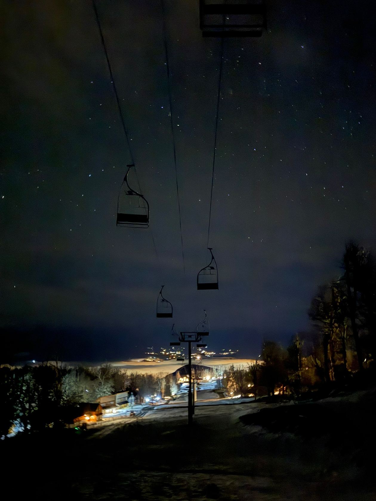 Las estrellas sobre la silla, con las luces del valle abajo