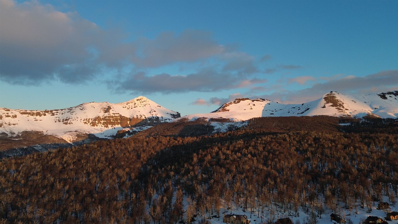 El atardecer encendiendo los picos nevados del Cerro Chapelco