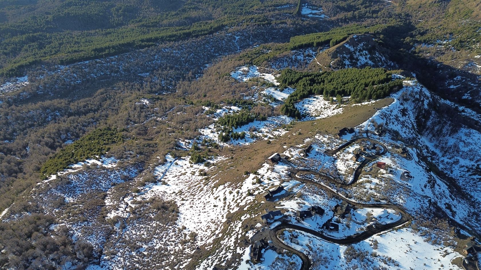 El barrio sobre la ladera del Chapelco, entre el bosque y la montaña