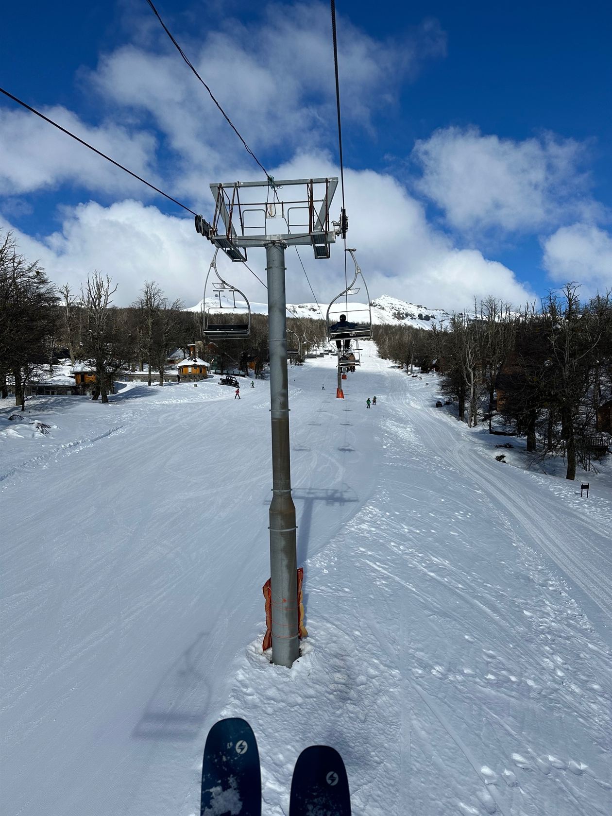 Subiendo en la silla del barrio, con el cerro de fondo