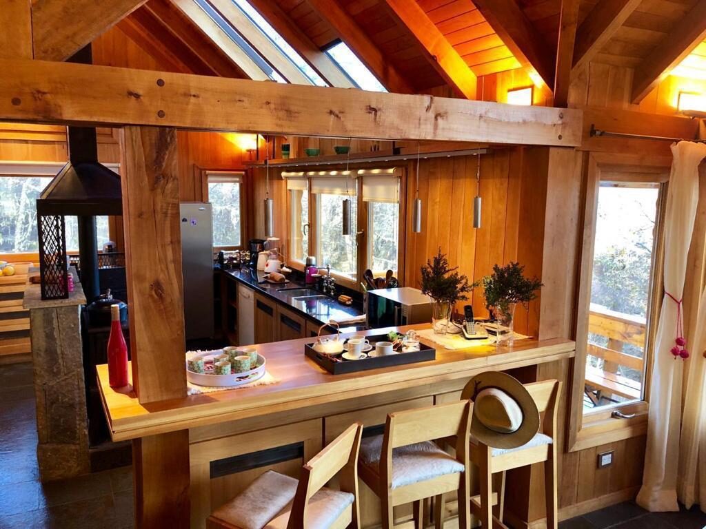 Barra de la cocina con banquetas, integrada al living