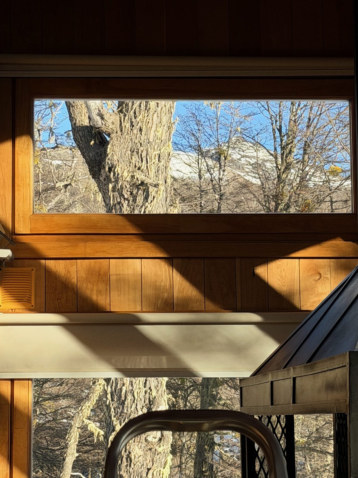 Ventana de la cocina con el cerro Teta de Chapelco de fondo