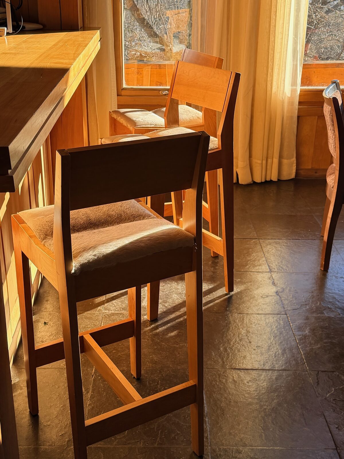 Banquetas de la barra con la luz del atardecer
