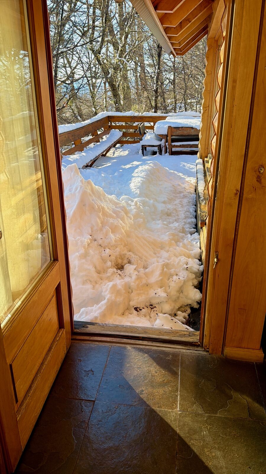 Salida al deck nevado desde el interior