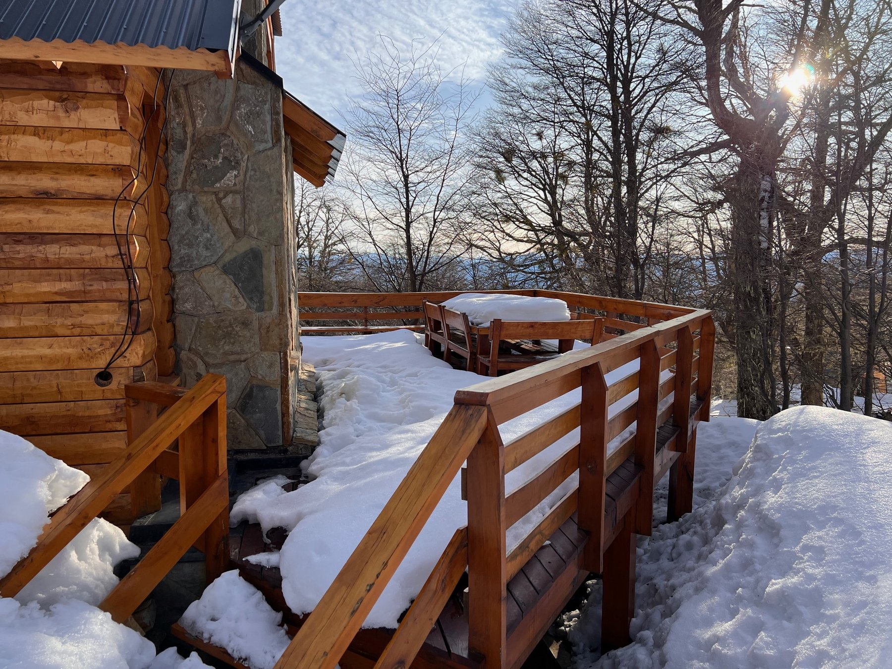 El deck y la mesa esperando bajo la nieve fresca