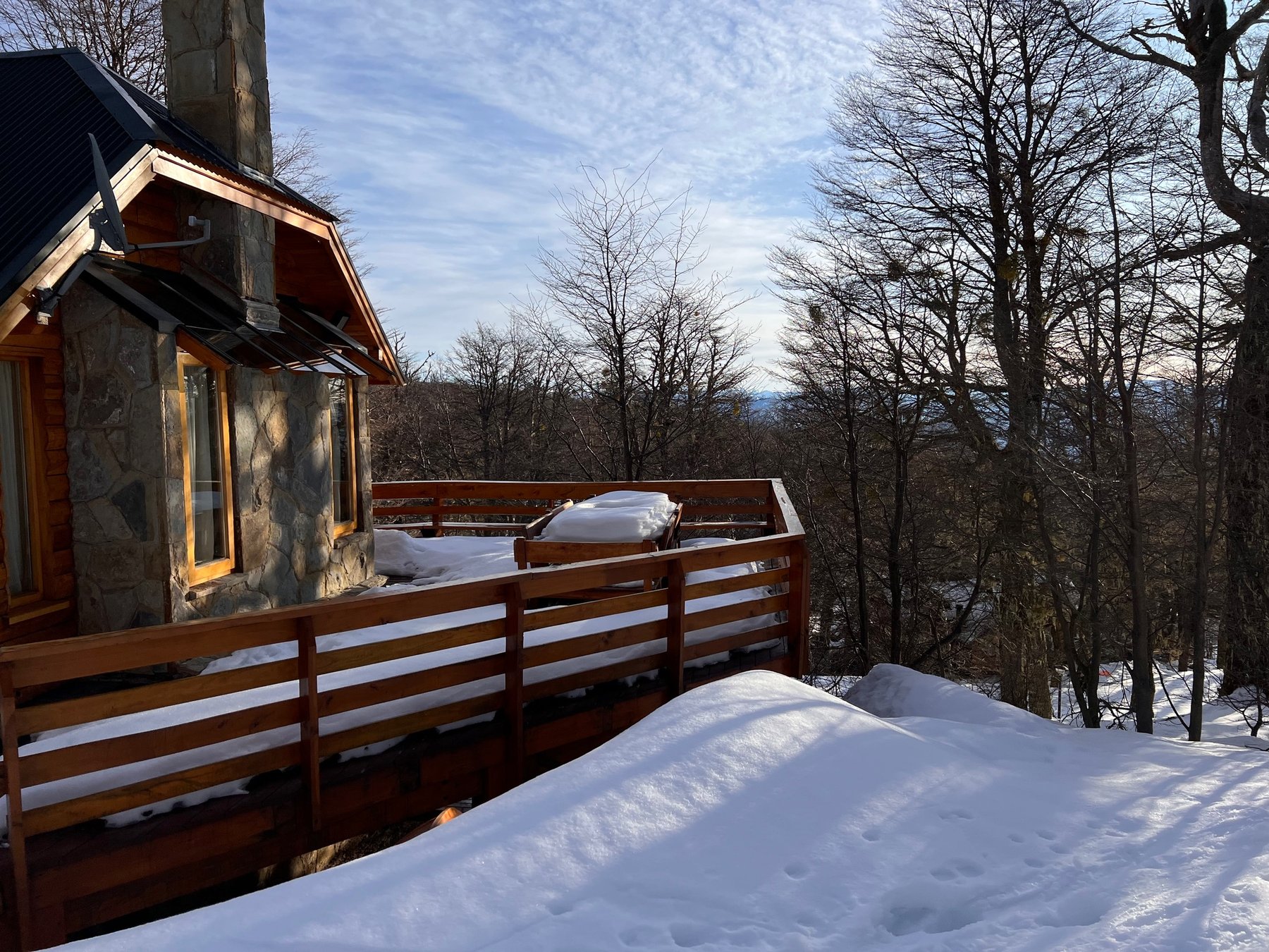 El deck sobre el bosque, con la nieve intacta