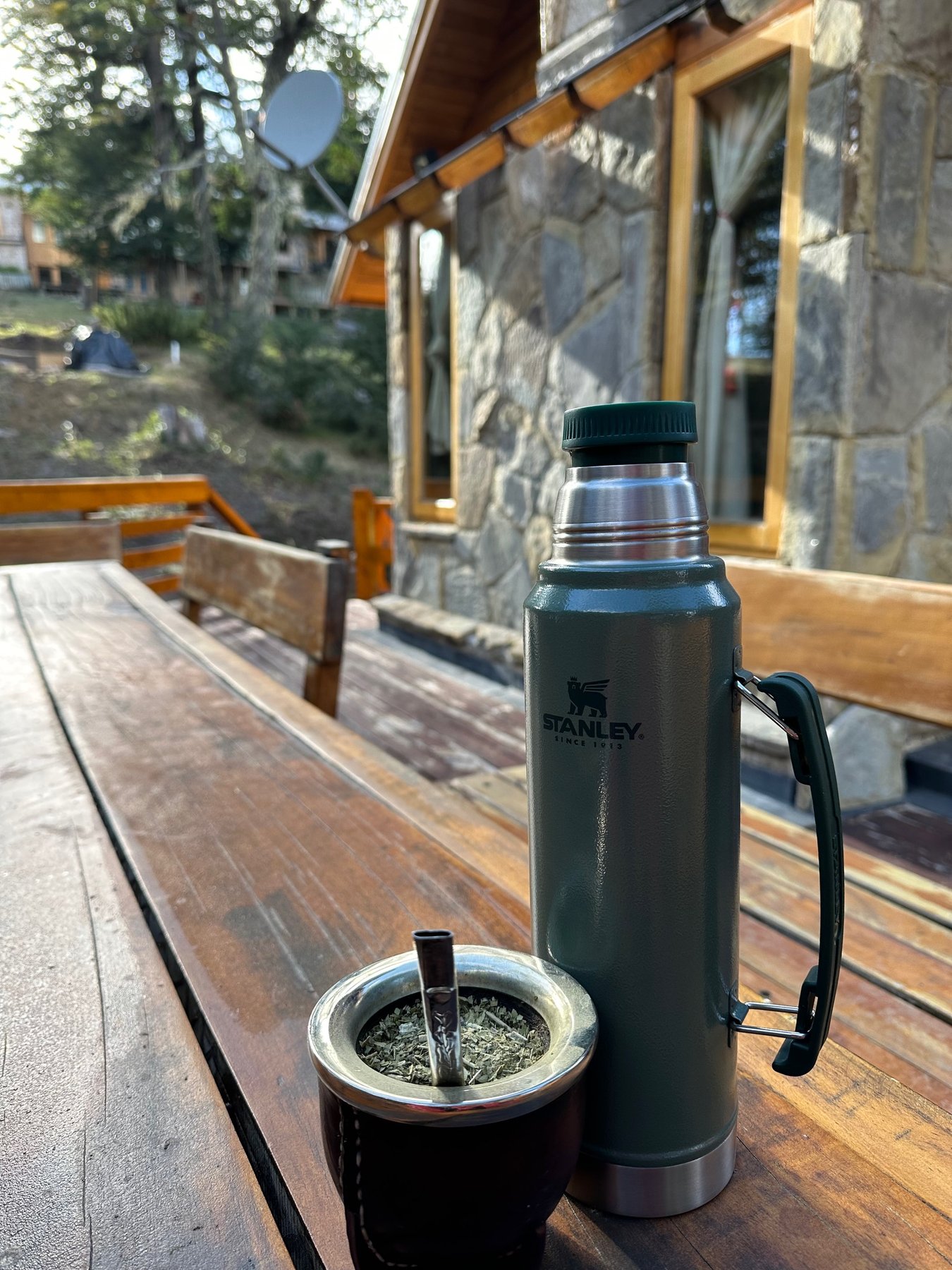 Mates en la mesa del deck, un clásico de la casa