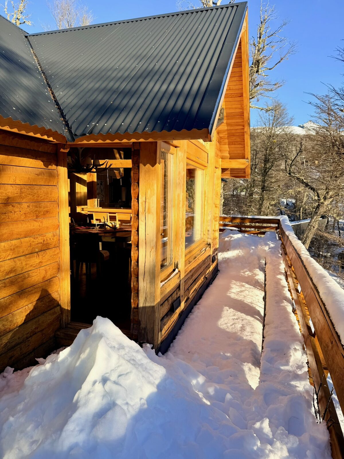 El deck al sol con acceso al comedor