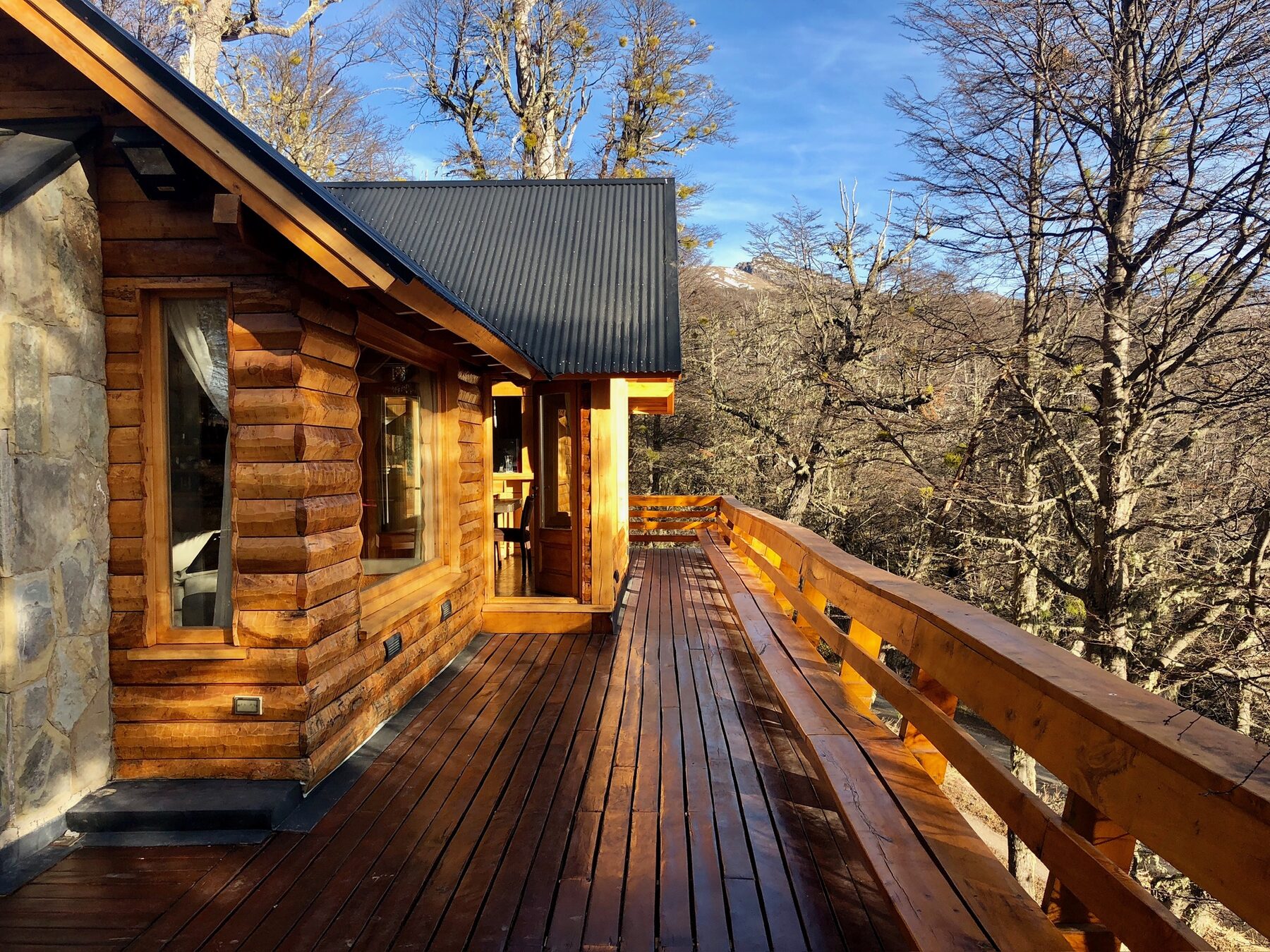 El deck de madera al atardecer, con la montaña de fondo