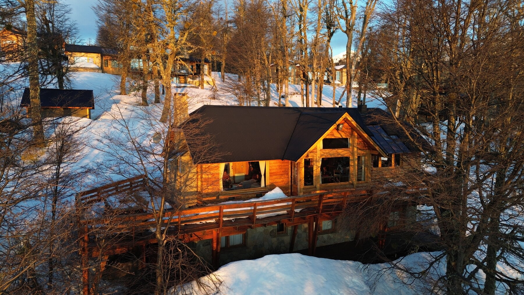 La cabaña iluminada por el atardecer dorado