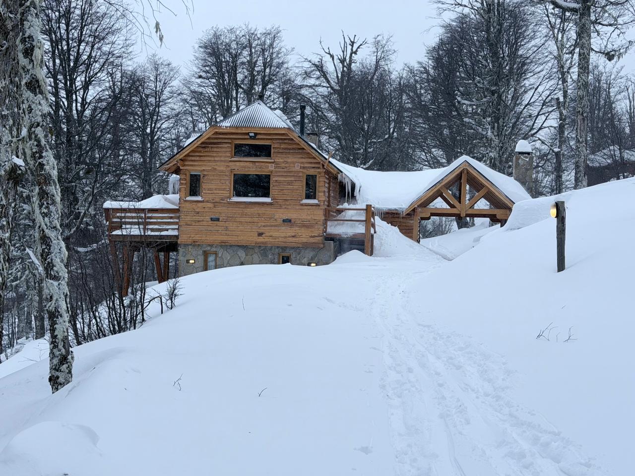 La cabaña y la cochera al final de la huella, después de una gran nevada