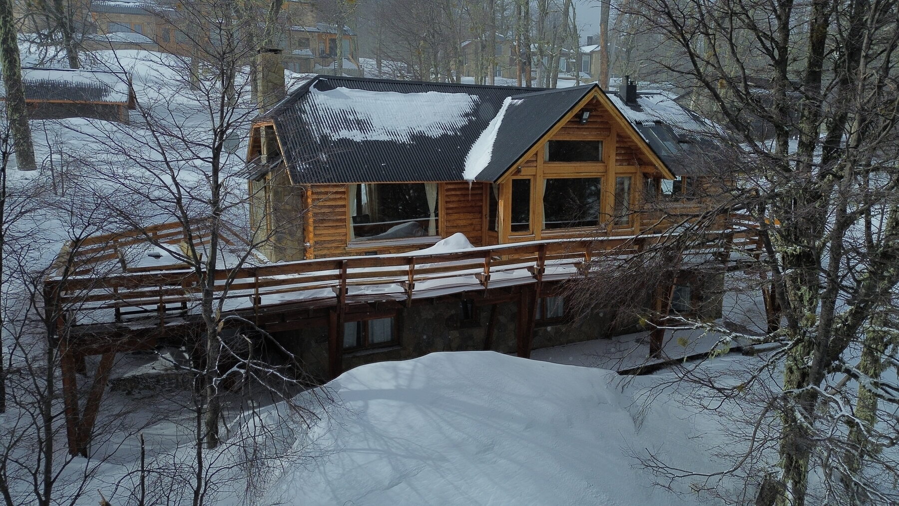 La cabaña de madera y piedra tras la nevada