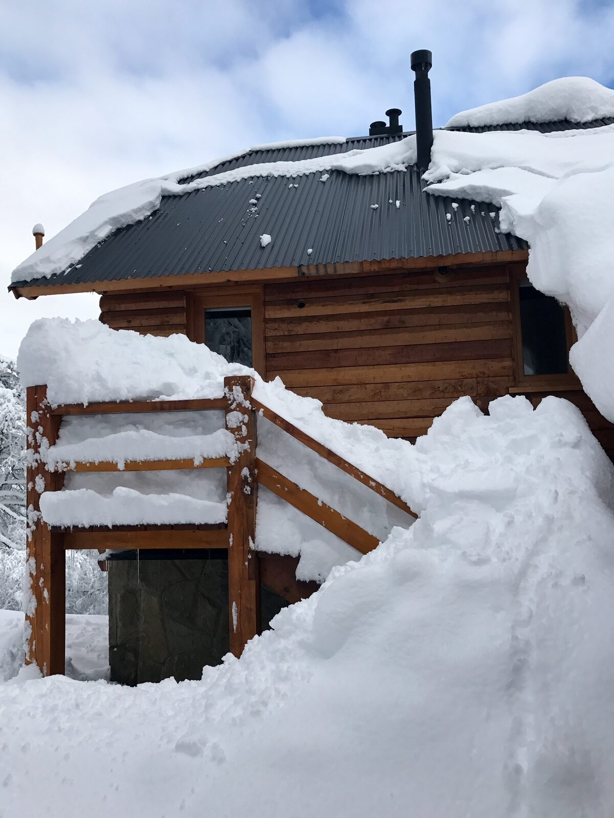 La nieve acumulada junto a la escalera de la entrada de servicio