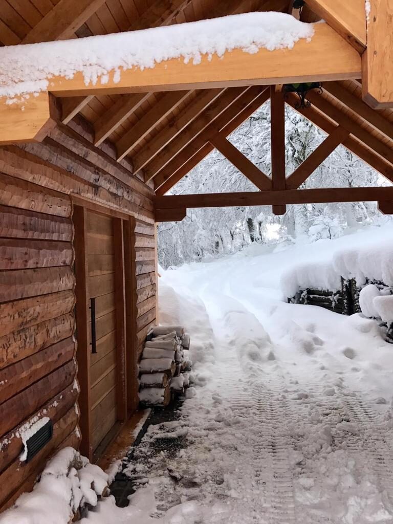 Acceso cubierto de la cabaña en invierno