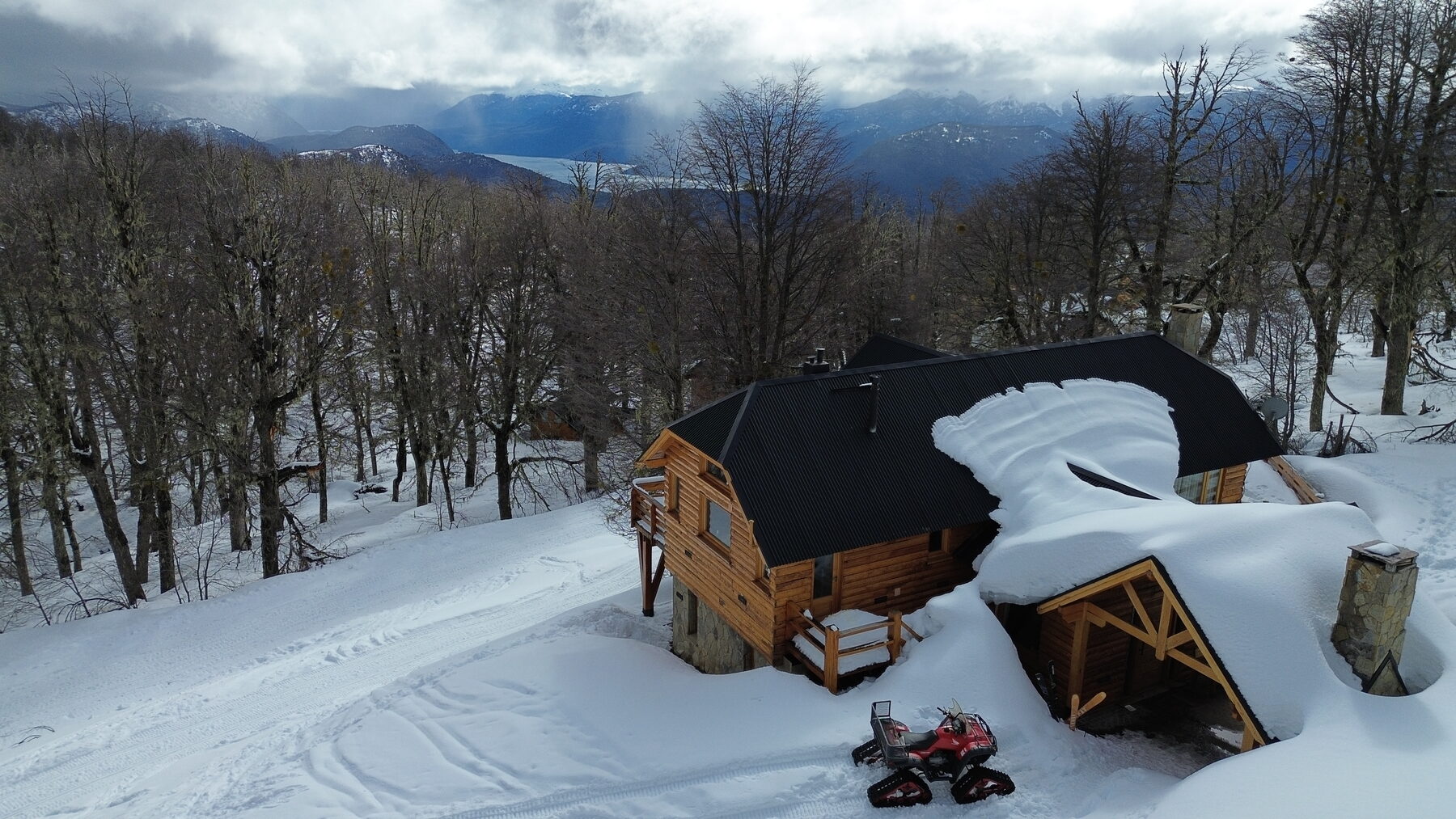 Vista al lago desde la cabaña, con el cuatriciclo de nieve