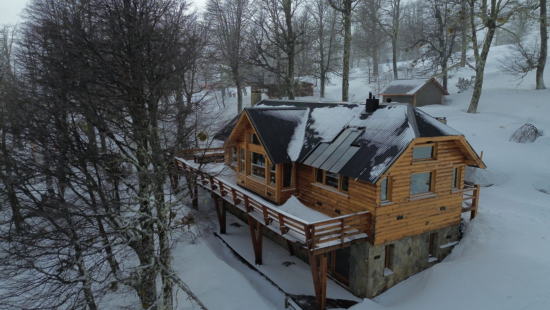 Vista aérea de la cabaña de madera y piedra