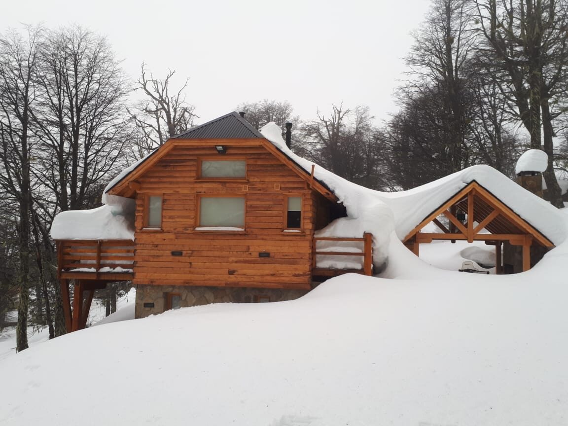La casa y la cochera cubiertas por una gran nevada