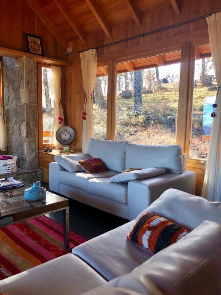 El living en otoño, con el bosque dorado