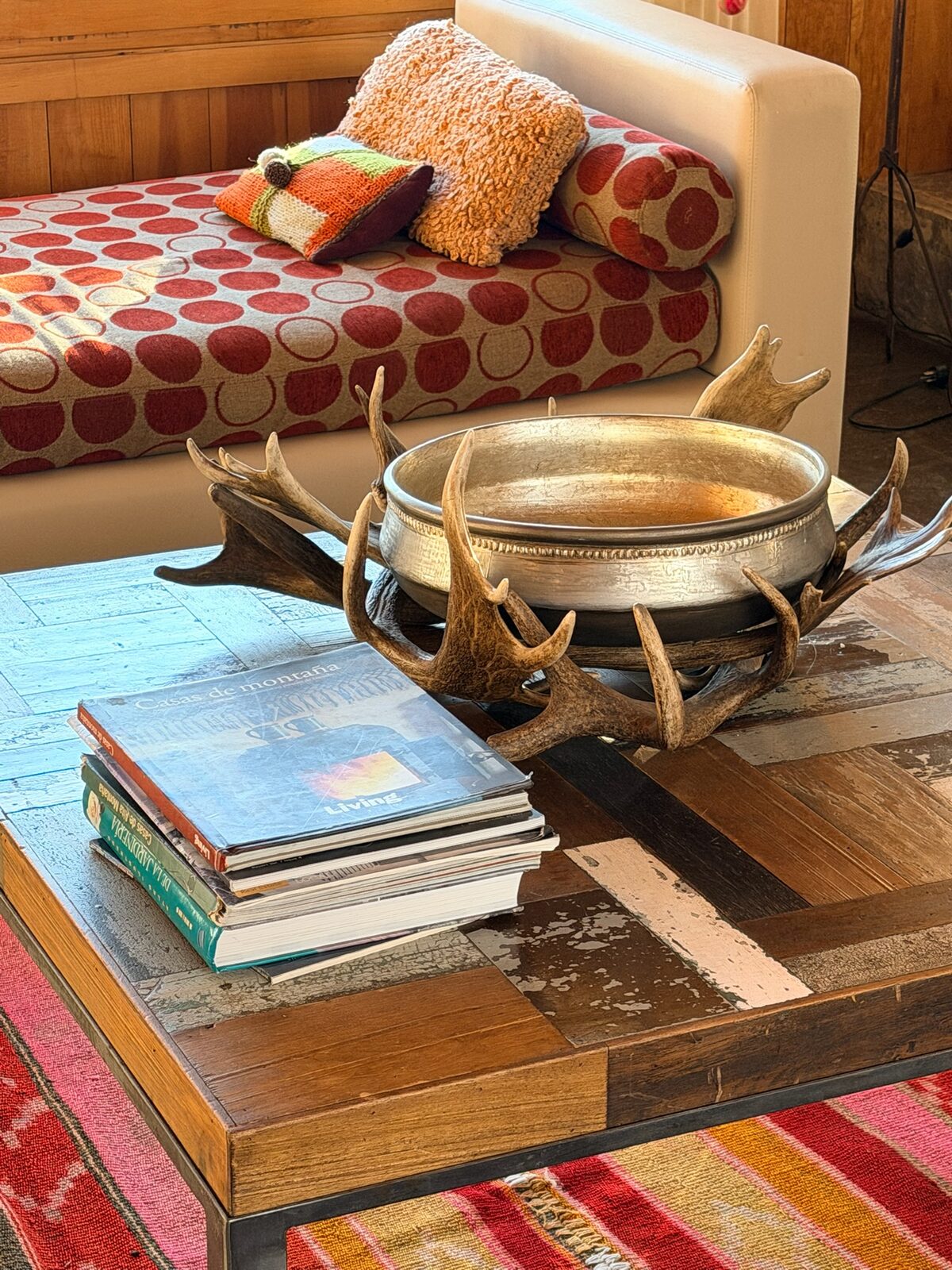 Detalle de la mesa ratona con astas de ciervo