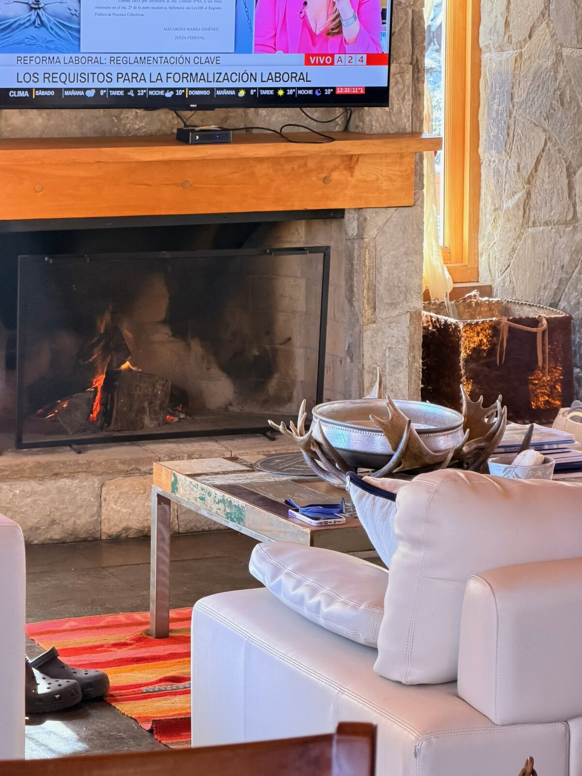 La estufa hogar encendida en el living
