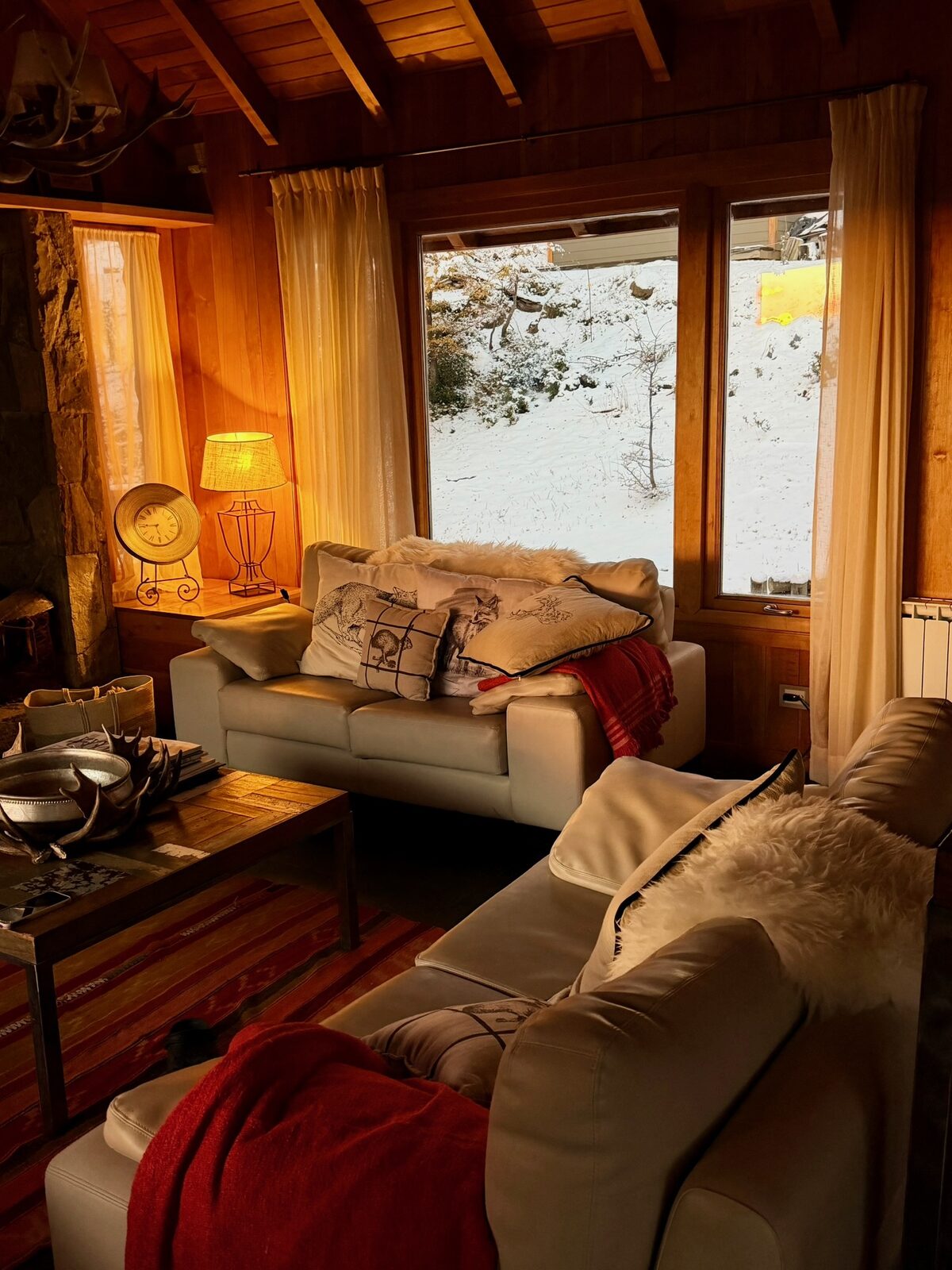 El living al atardecer, cálido con la nieve afuera