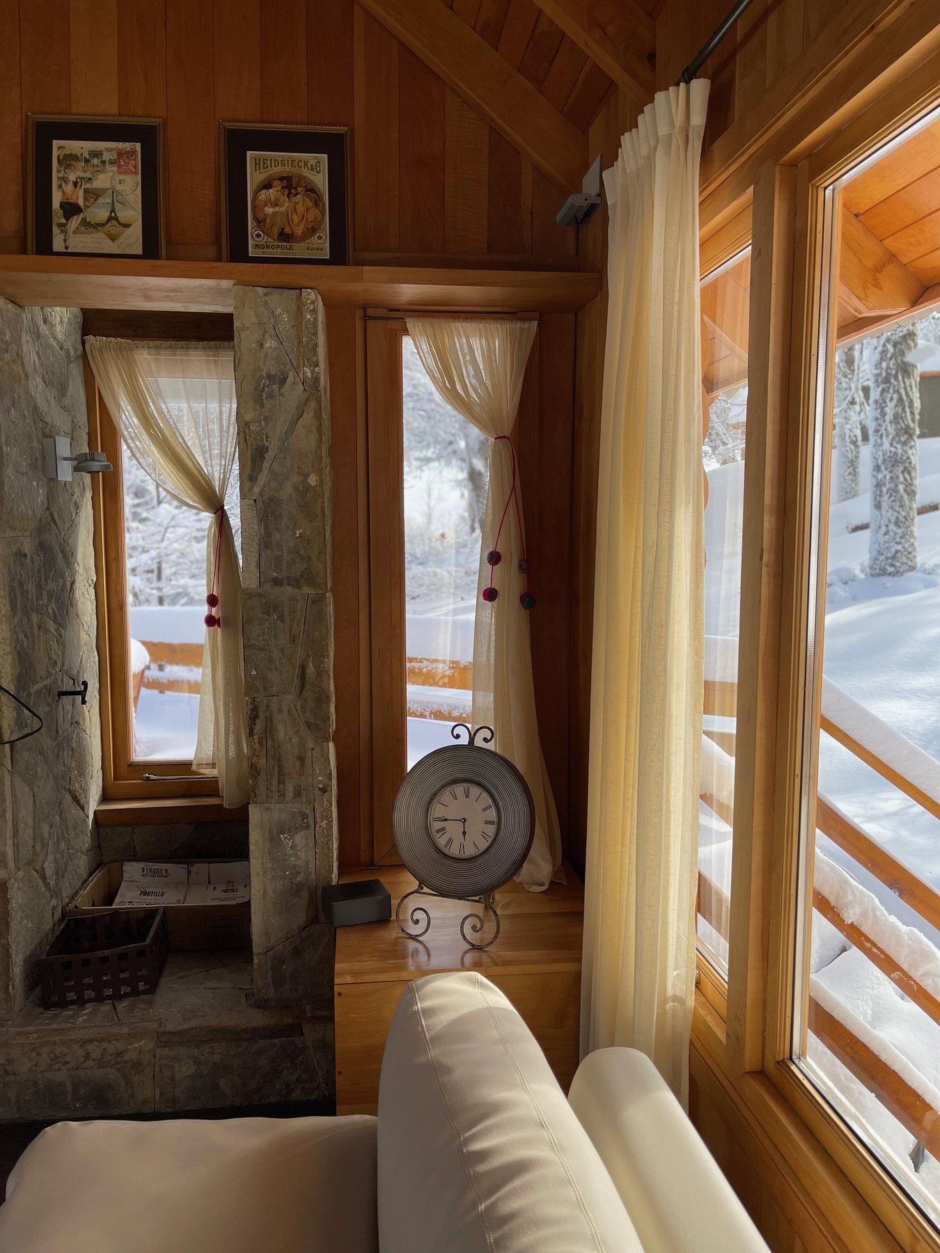Rincón del living con las ventanas al deck nevado
