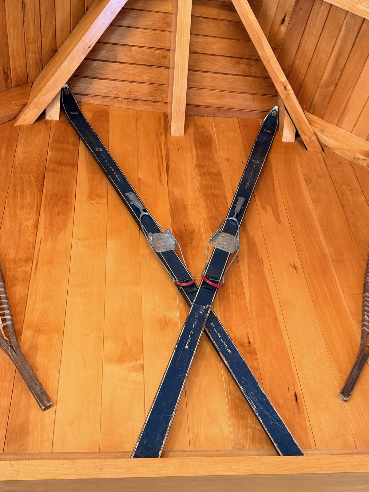 Esquíes de madera antiguos decorando el techo
