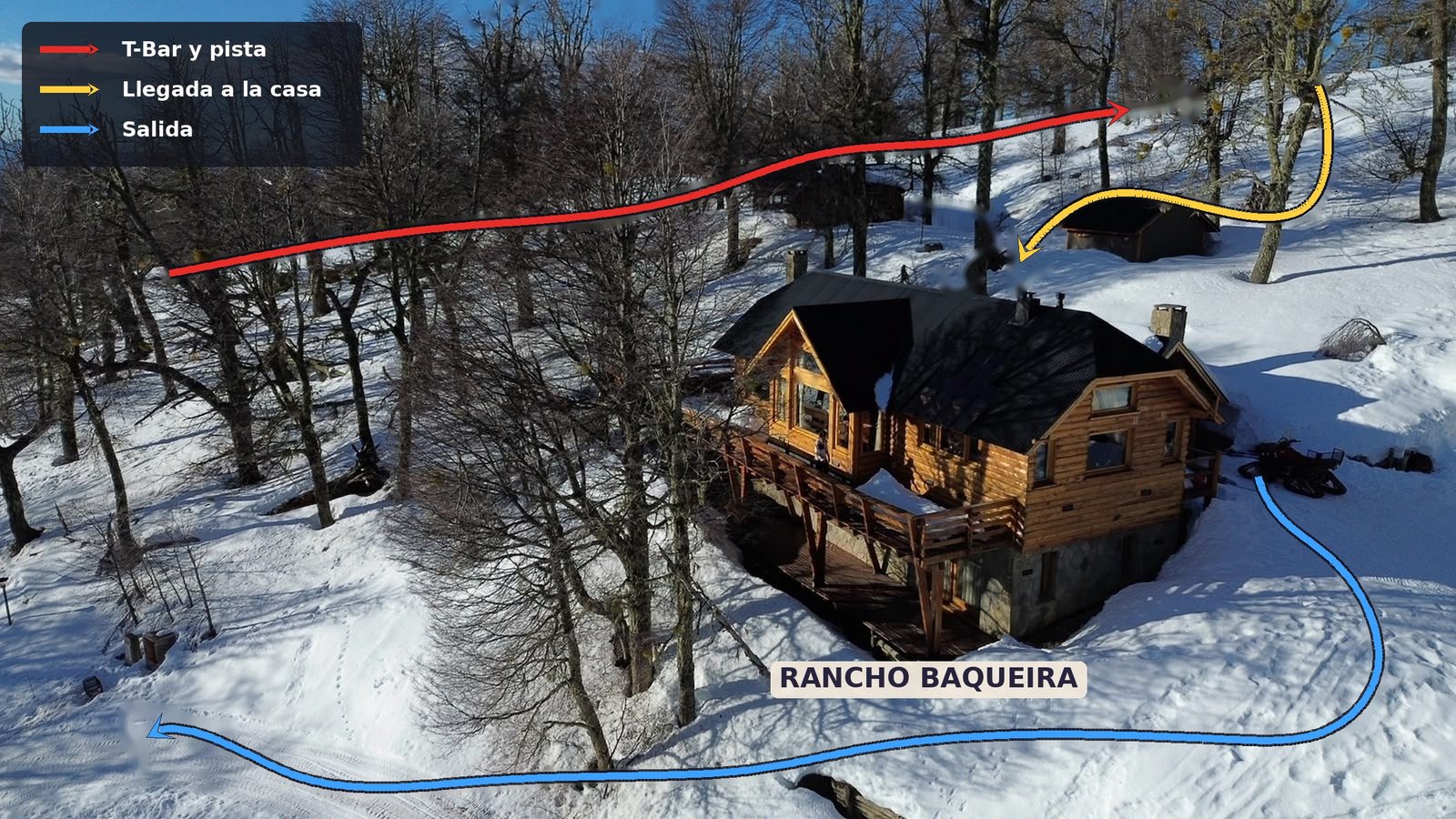 Detalle aéreo de la cabaña con la llegada esquiando y la salida hacia la pista