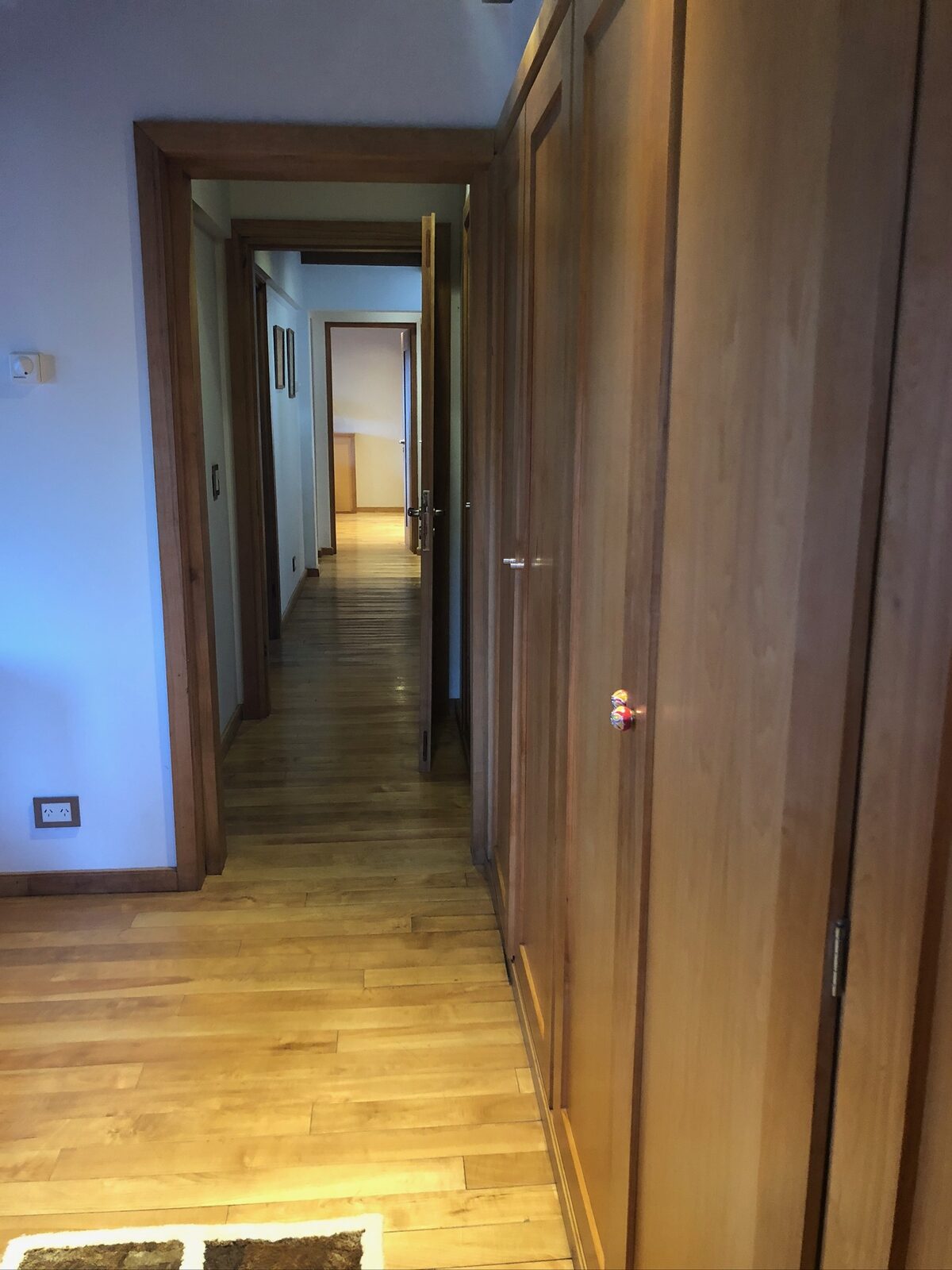 Pasillo de planta baja que conecta las 3 habitaciones y los 2 baños